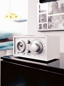 Радиоприемник с часами Tivoli Model Three BT Радиоприемник с часами Tivoli Model Three BT
