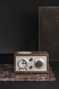 Радиоприемник с часами Tivoli Model Three BT Радиоприемник с часами Tivoli Model Three BT
