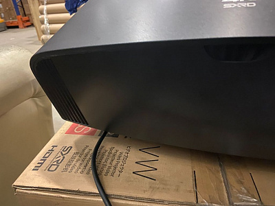 Кинотеатральный 4K проектор Sony VPL-VW590ES (черный) Кинотеатральный 4K проектор Sony VPL-VW590ES (черный)