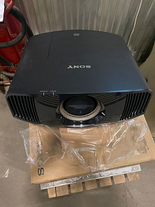 Кинотеатральный 4K проектор Sony VPL-VW590ES (черный) Кинотеатральный 4K проектор Sony VPL-VW590ES (черный)