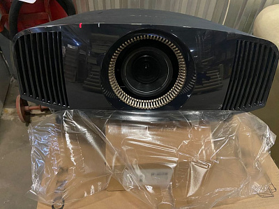 Кинотеатральный 4K проектор Sony VPL-VW590ES (черный) Кинотеатральный 4K проектор Sony VPL-VW590ES (черный)